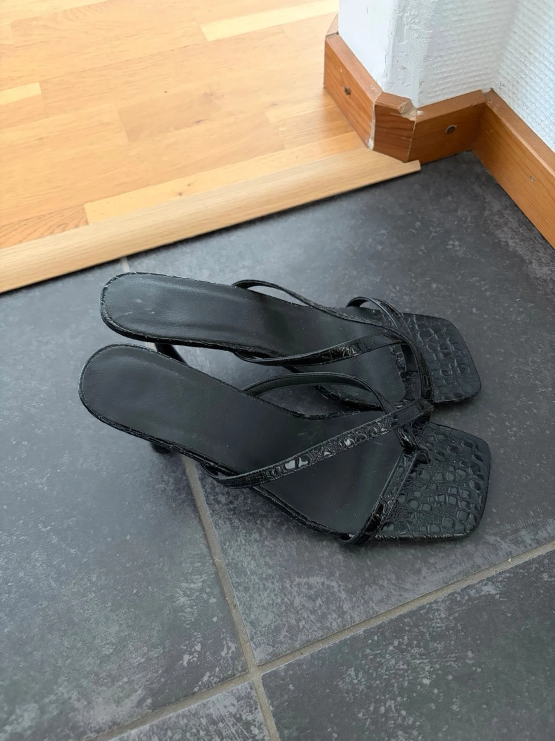 Svarta pumps med krokodilmönster - 1