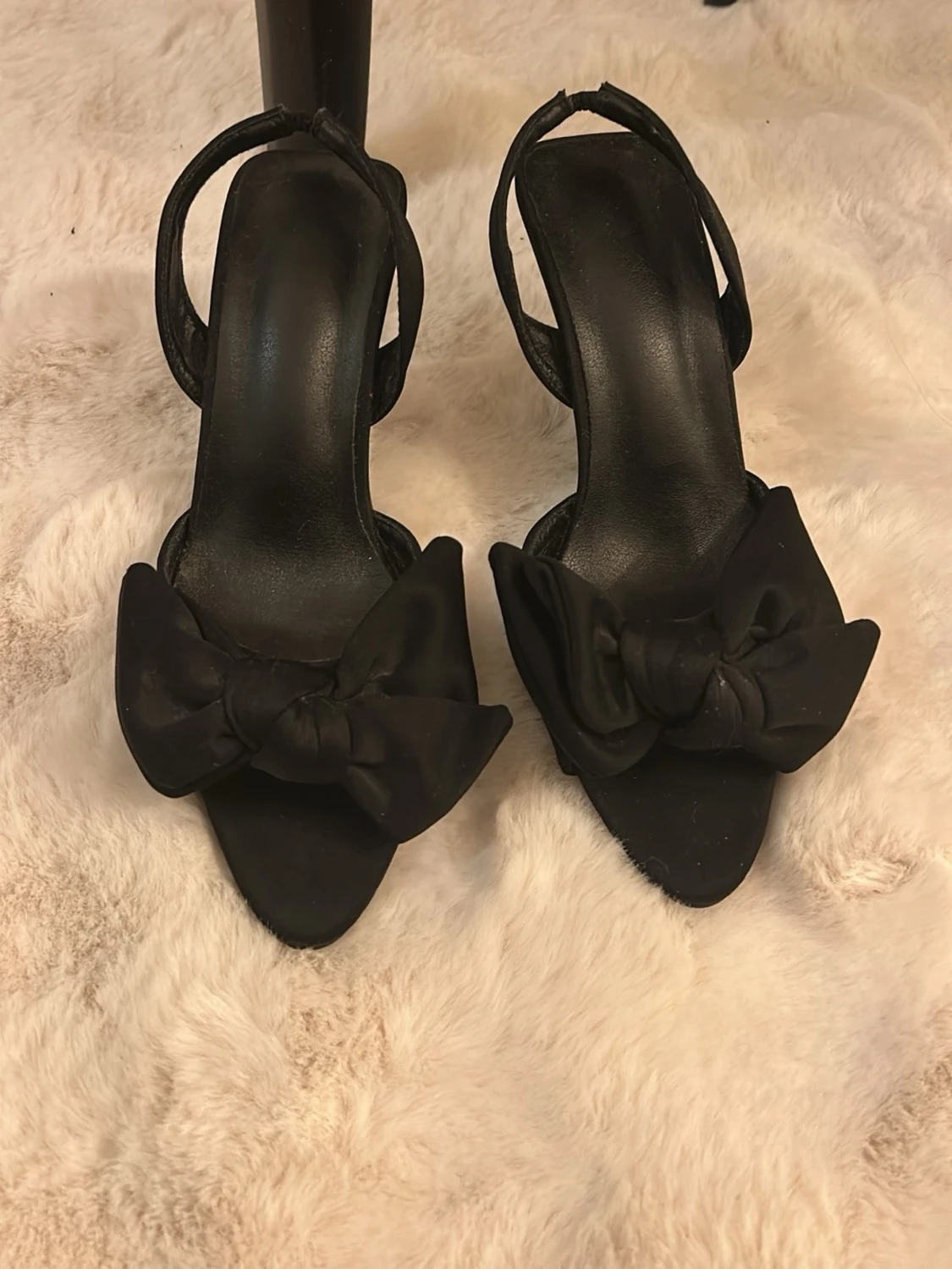 Svarta klackar med rosett - 1