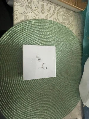  AirPods Pro trådlösa hörlurar - Säljer ett par vita  AirPods Pro med laddningsetui. Hörlurarna har en stilren och kompakt design i plast och levererar grymt ljud med brusreducering. Perfekta för musik, poddar och samtal på språng. Laddningsetui med LED-indikator ingår.