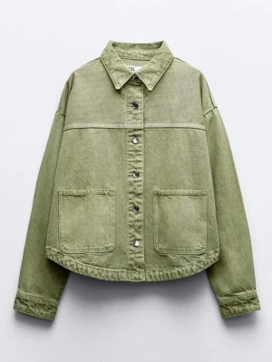 Grön oversized jeansjacka - Säljer denna jeansjackan från Zara. Jackan är storlek XS och endast använd en gång