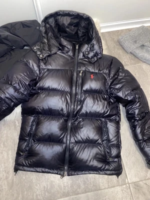 Svart puffer jacket från Ralph Lauren - Vill bli av med en riktigt fet vinterjacka från RL då den är för liten. Jackan har inga defekter och är i nyskick. Priset är inte hugget i sten vilket betyder att ja kan gå ner i pris vid snabb affär! Jackan är M men passar även S