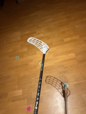 Innebandyklubba Salming  - Helt ny Salming carbon PRO 2.0 med ett vitt trident blad helt nytt och en grå Linda också ny 100 cm lång