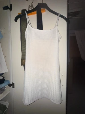 Vit miniklänning med textur - Jättefin sommarklänning! Använd 1 gång förra midsommar🤍 har sytt upp axelbanden men det går att sprätta upp om man vill🙌🏼