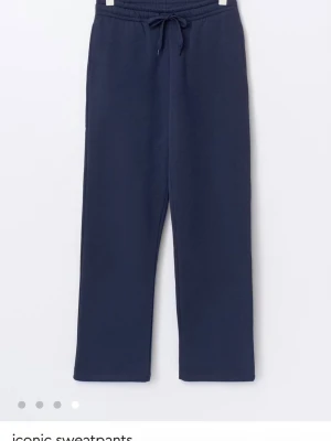 Mörkblå mjukisbyxor - Snygga mörkblå mjukis byxor. Byxorna har en avslappnad passform. Perfekt för dig som gillar en enkel och stilren look. Materialet är mjukt och skönt, troligen bomullsblandning. Säljer för kommer inte till användning 