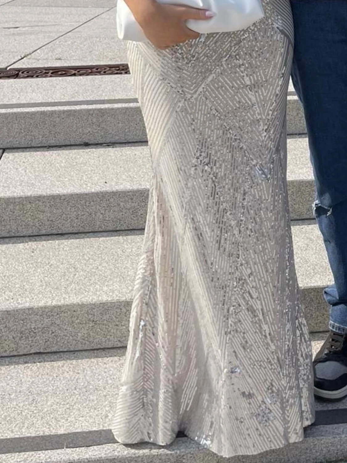 Glittrig långklänning med pärldetaljer - 2