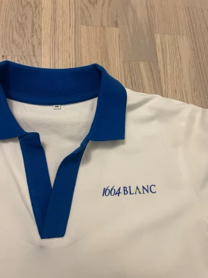 1664 blanc piké  - Helt ny 1664 blanc piké köpt i Paris för 600kr. Köpte fel storlek därav säljer jag den, inga skavanker, billigare pris vid snabb affär