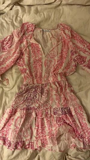 Rosa mönstrad klänning från Zara - Jättefin rosa mönstrad klänning från Zara. Storlek S. Perfekt nu till sommaren.