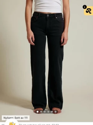 Svarta wide jeans midwaist 29/32 - Säljer ett par svarta jeans med midwaist och wide fit. De har klassisk femficksdesign och raka, vida ben. Perfekta om du gillar en avslappnad men ändå snygg look. Storlek 29 i midja och 32 i längd.