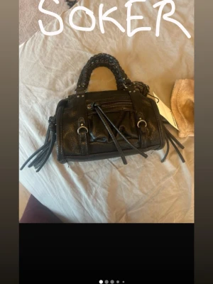 Väska bershka - Söker en sån här väska ifrån bershka, spelar ingen roll vilken färg ❣️ Hör gärna av er. Så säljer inte väskan