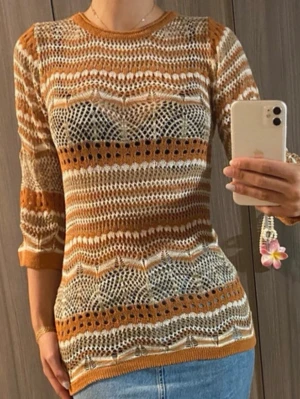 Strandtröja  - Beach coverup, kan användas som vanlig tröja. Luftig och skön. Jordnära färger. Storlek S. Använd 1 gång. Tillsammans med tröjan får man den blå handväskan som är virkad.