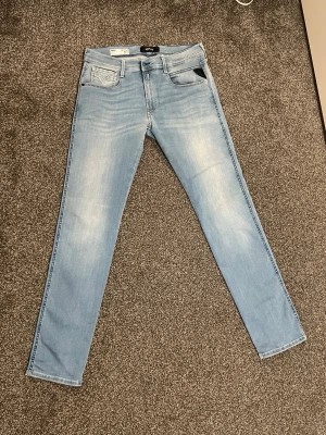 Replay Anbass Jeans – Ljusblå – W32 L32 - Säljer ett par ljusblåa Replay Anbass jeans med riktigt fin tvätt. Modern modell med Replay-scan/QR-kod i jeansen som finns på de nyare modellerna.  • Märke: Replay • Modell: Anbass • Storlek: W32 L32 • Färg: Ljusblå • Skick: Mycket bra skick  Nypris runt 1500–1800 kr i butik.  Pris: 549 kr Kan skickas eller mötas upp. 