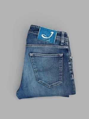 Blå Jacob Cohën "622" Jeans Storlek W31 - • The garment has been gently used and is in very good condition  • Size: W31  • Retail price: 5500 SEK / 522€  • Length: 108 cm