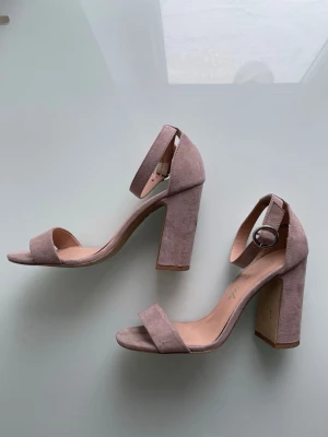 Beige klackskor från Nelly, stl 37 - Säljer ett par beigea klackskor från Nelly, stl 37. Enbart använda en gång, i fint använt skick. Finns en fläck på baksidan av klacken, men inte testat att få bort så kan mycket möjligt gå att få bort.