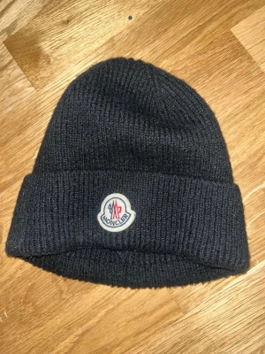 Moncler mössa - Moncler mössa ALLSIZE. Väldigt skön 