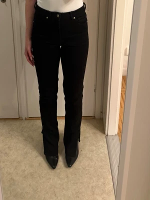 Svarta bootcut jeans med hög midja - Svarta bootcut jeans från Zara i storlek 38(innerbenslängd är 85cm och hela är 110)