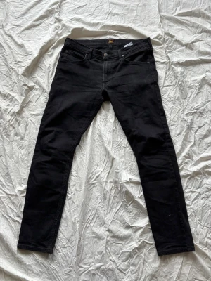 Lee jeans  - Svarta jeans från Lee i grymt skick! Storlek 33/32, modell Luke. Hör av er vid minsta fundering! 