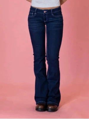 Mörkblå bootcut jeans från Din Vintage Shop - Säljer ett par jättesnygga bootcut jeans från Din Vintage Shop i storlek S. Använda endast en gång, därmed i nytt skick. Uppsydda längst ner för att passa mig som är 158cm men skulle säga att de passar 160 och ner🥰skriv vid frågor🥰