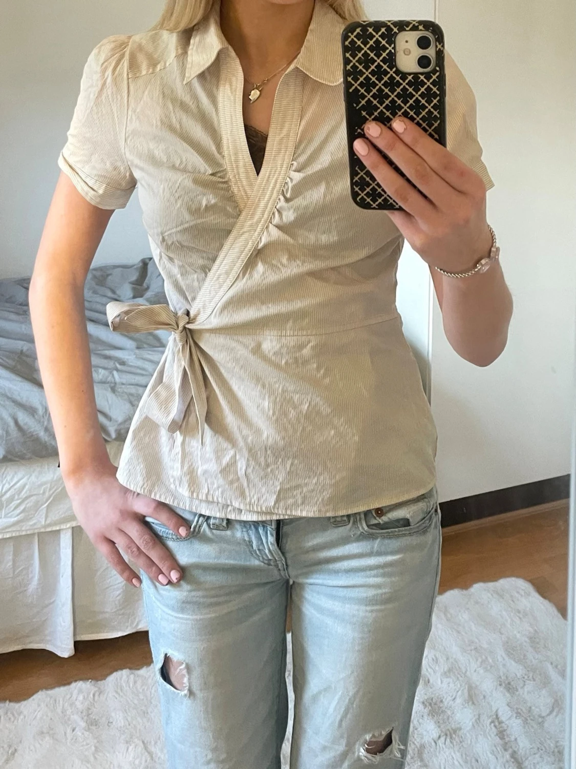 Beige omlottblus med knytband