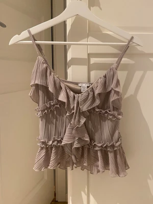 Beige volang topp  - Supersöt beige toppp. Storlek: XS