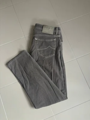 Jacob Cohen jeans w32 - Väldigt snygga eleganta grå Jacob Cohen jeans i w32 säljes. 41 cm breda och 98/99 cm total längd. Absolut Toppenskick och perfekt passform. Inga hål eller fläckar i grymt skick, perfekta nu till sommaren!