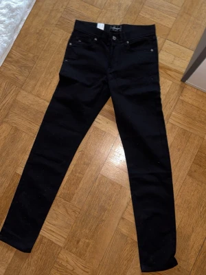 Svarta skinny jeans från J.Lindeberg - Snygga svarta skinny jeans från J.Lindeberg👖Aldrig Använda Prisappen Finns Kvar På⭐️                                                   Nypris: 1000kr💰                                                                  Storlek: 30/32♣️