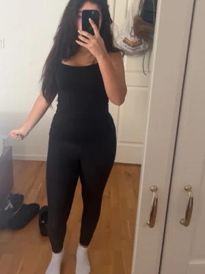 Svarta leggings  - Säljer ett par svarta leggings de är i storlek xs så de är lite för små på mig. Perfekta för att träna med. Passar till många olika outfits. 