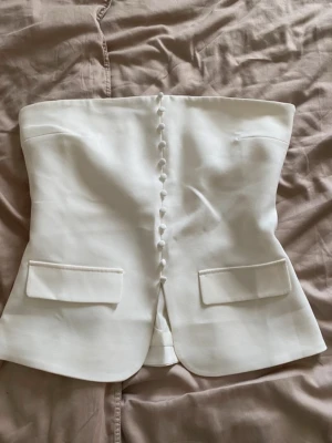 Blazer tubtopp - Vit elegant tubtopp, endast testad aldrig använd. Stl M 🤍 