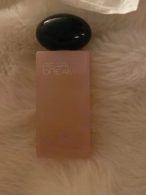Pearl Dream Eau de Parfum - Säljer en Pearl Dream Eau de Parfum från Zara. Flaskan är rektangulär i matt ljusrosa glas med ett stort, svart ovalt lock. Stilig och modern design som passar perfekt på sminkbordet. Doften är feminin och elegant.100 ml oandvänd 