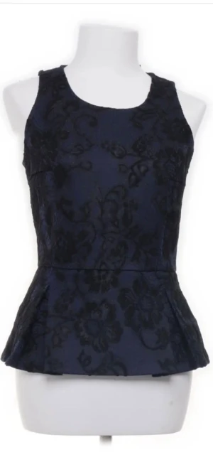 Mörkblå blommig topp - Har aldrig använt. köpte ifrån Sellpy, inga tecken på användning