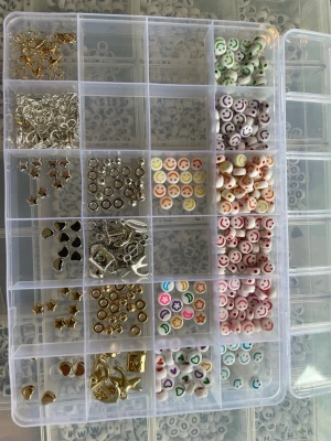 Pärlset med smileys och charms - Ett pärlset med färgglada smiley-pärlor, hjärtan, stjärnor och olika metallcharms i guld och silver. Perfekt för att skapa egna smycken som armband och halsband. Innehåller både runda och formade pärlor i plast samt metallringar och hängen.