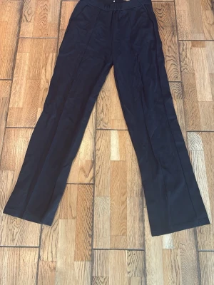 Svarta kostymbyxor  - Säljer ett par svarta kostymbyxor med resår i midjan. Dem är i fint skick i storlek 164. Säljer pågrund av att dem ej kommer till användning längre. 
