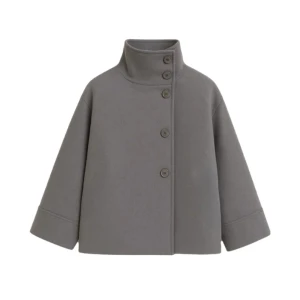 Grå kappa  - Jättefin grå kappa från Renoa. Helt ny bara testad. Säljer då den är för liten. Den är i storlek S. Skulle nog säga att den är kortare än vad den ser ut att vara på den första bilden, se sista bilden. Lägg gärna prisförslag💕