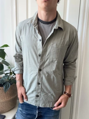 Hollister overshirt  - Hollister overshirt, Inga defekter! Modellen i bilderna är 180 cm 75 kg och bär Storlek M , Kom med frågor! 🌟 (Kan gå ned i pris vid köp av paket 😉) 