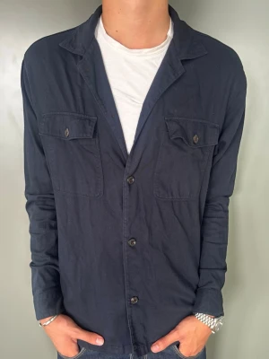 Blå overshirt  - Strl - L | Skick - 9/10 | Nypris - ca 1200kr | Vid minsta lilla fundering är det bara att hör av sig!