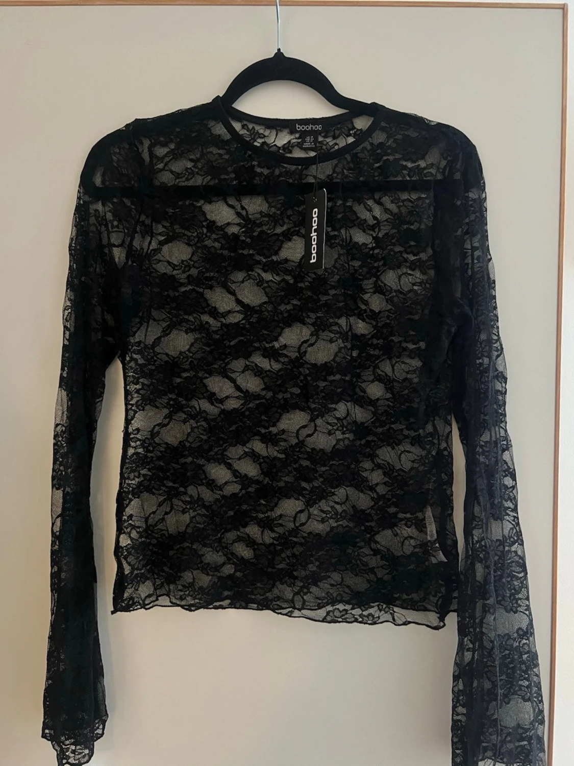 Svart spetsblus från Boohoo