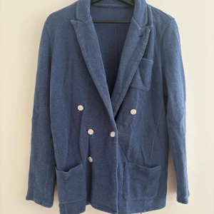 John Henric dubbelknäppt kavaj - Tjena! Snygg dubbelsknäppt kavaj från John Henric. (Size: S)  (Skick: 4/5)  (Retail: 1500kr)  (Vårt pris: 400kr). Hör gärna av er vid frågor & funderingar. /WC Archive.