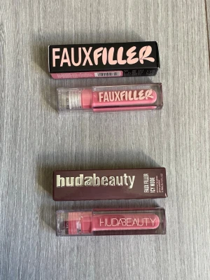 Huda Beauty Faux Filler Läppglans Duo - OANVÄND. Två huda faux filler gloss som är köpta här på Plick, gillar ej lukten på glossen så jag säljer vidare för billigare pris 💕