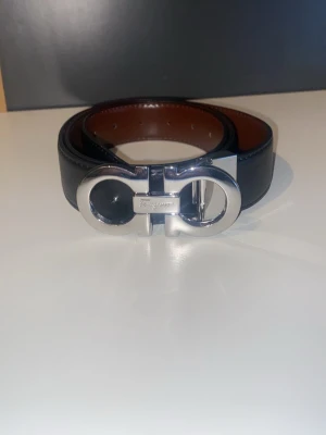Ferragamo bälte svart/brun - Ferragamo bälte svart och brun på baksidan