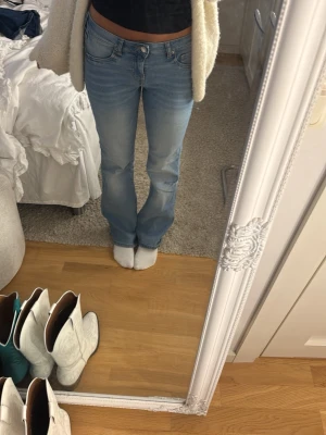 Låtmidjade bootcut jeans - Bootcut jeans från hm, storlek 38🩷
