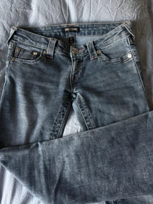 Blå jeans från True Religion - Snygga true religion jeans med rosa detaljer🎀