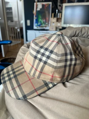 Burberry keps - Tjena säljer min Burberry keps då jag inte använder den mer. Den är i väldigt bra skick men lite smutsig på bilderna. Låda och dustbag medföljer också:)