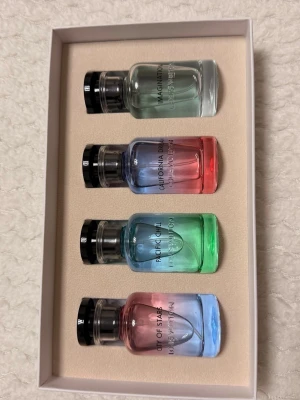 Louis Vuitton Discovery Set – 4 x 30 ml Eau de Parfum - Säljer ett exklusivt parfymset från Louis Vuitton med fyra av märkets mest populära dofter. Perfekt för dig som vill upptäcka flera lyxiga LV-dofter eller ha olika dofter för olika tillfällen.  Innehåller:  * Imagination – fräsch, elegant och sofistikerad * California Dream – citrusfrisk med mjuka, varma toner * Pacific Chill – uppfriskande och energigivande med fruktiga inslag * City of Stars – sensuell och livfull med citrus och mysk