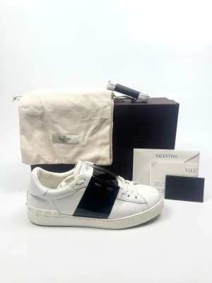 Valentino open sneakers  - Valentino Garavani Open sneakers. Storlek 40. Skick 9,5/10. Tillbehör: Box, Dustbags, Kort, Extra snören. Kvitto finns. Nypris ca 7700kr. 100% autentiska.