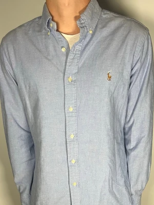 Ralph Lauren skjorta - Säljer en riktigt snygg och trendig Ralph Lauren skjorta i fint skick, storlek L, vid frågor är det bara att skriva //Gramenti