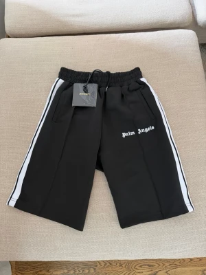 Palm Angles shorts  - Säljer ett par helt nya shorts från Palm Angles perfekt nu inför sommaren. Helt oanvända till ett mycket bra pris, pris kan sänkas vid snabb affär!  