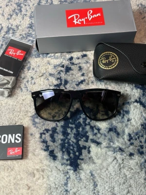 Svarta rayban boyfriends - fint skick. inga repor. allt på bilderna tillkommer! <