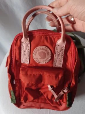 Fjällräven ACNE STUDIOS Kånken Clutch - Kånken Clutch (även känd som Kånken Micro) från det exklusiva samarbetet mellan Acne Studios och Fjällräven, super fint skick, inga skador, knappt synliga spår av användning 