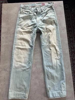 Ljusblå raka jeans från G-Star Raw - Jeans från G-Star Raw. 30/32. Sitter som den ska för mig som är 175 cm och 70 kg. Skriv vid minsta fundering.