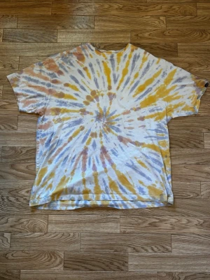 PINK Victoria’s Secret One Size Tie-Dye Tee - I jättefint skick. Stor för mig som använder mestadels Storlek Large. Så rätt over sized fit. Se bilderna för mått.