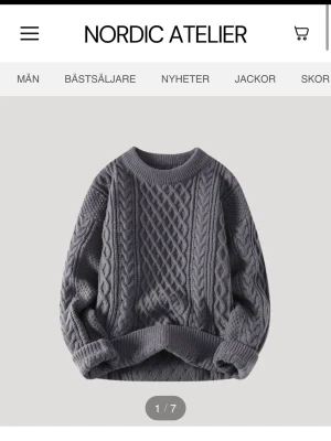 Grå kabelstickad tröja från Nordic Atelier - Mysig grå kabelstickad tröja från Nordic Atelier med rund halsringning och breda muddar.    Storleken jag beställde var L men var för liten, men den passar säkert om du har M eller S i storlek.  Tröjan är helt ny, fick hem den för någon dag sedan men den var för liten därav säljer jag den.❤️    